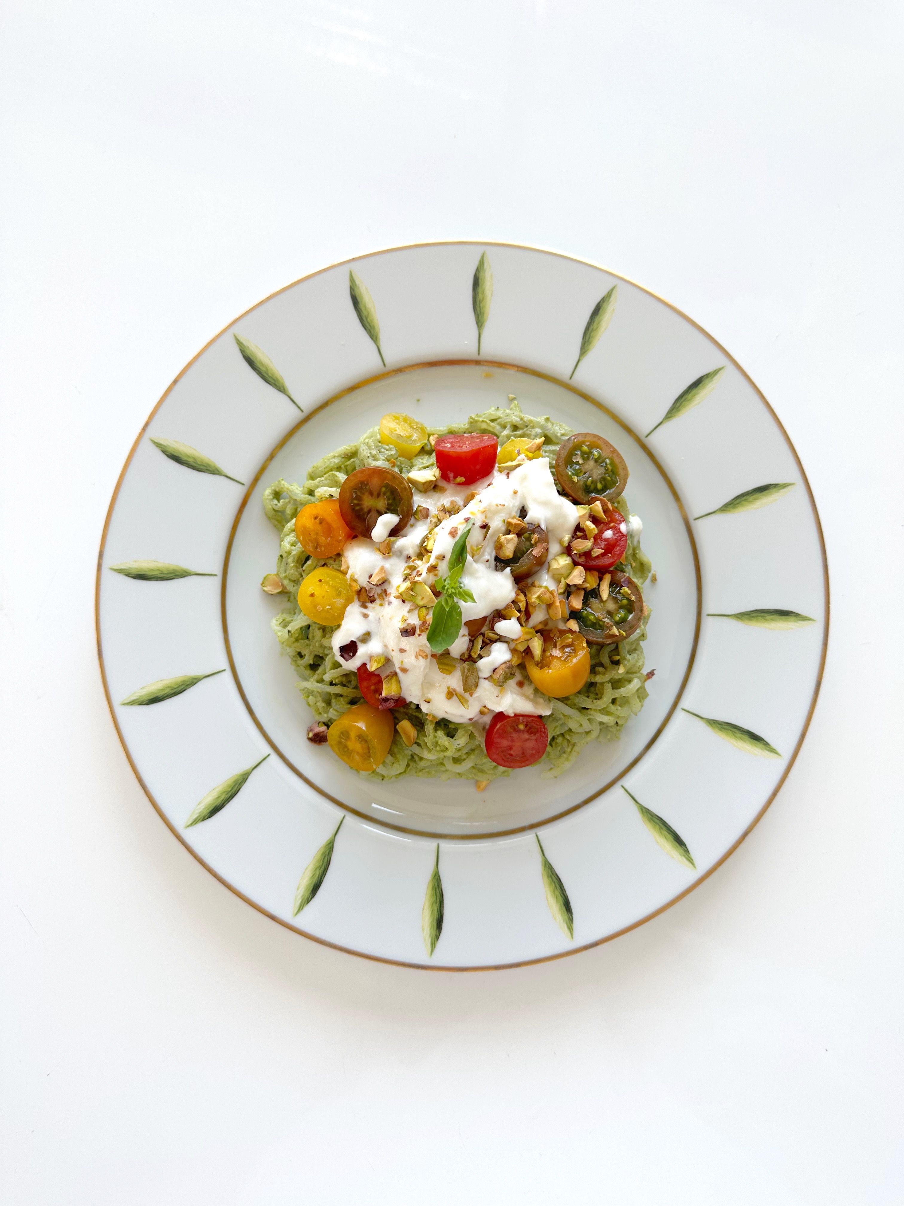 Fideos palmito con pesto de aguacate, tomates pequeños multicolores y mozzarella LUTEA, GLUTEN FREE