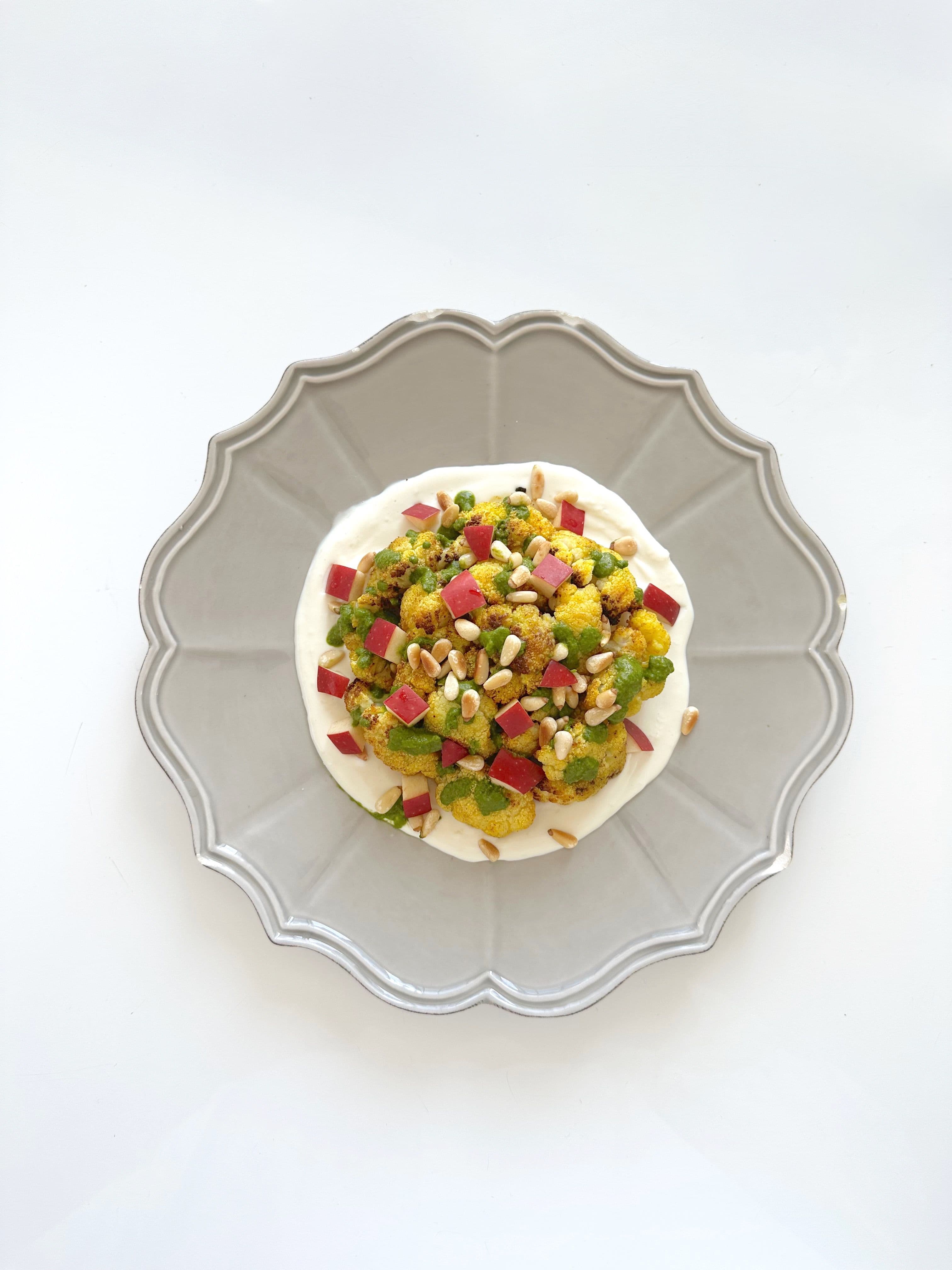 Coliflor con queso de cabra, albahaca, perejil, piñones, manzana roja