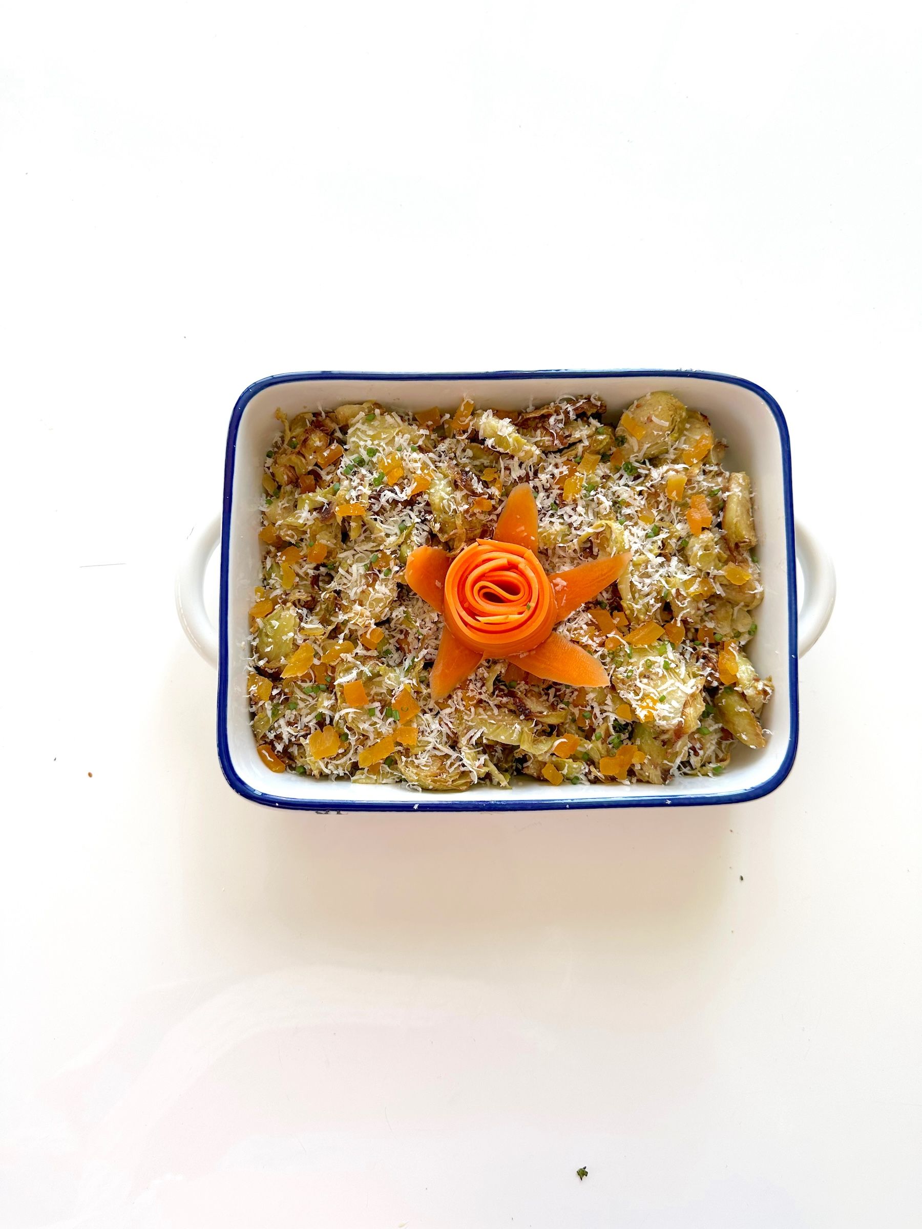 Ensalada de coles de Bruselas y zanahorias en escabeche multicolores rayadas con parmesano y semillas de lino