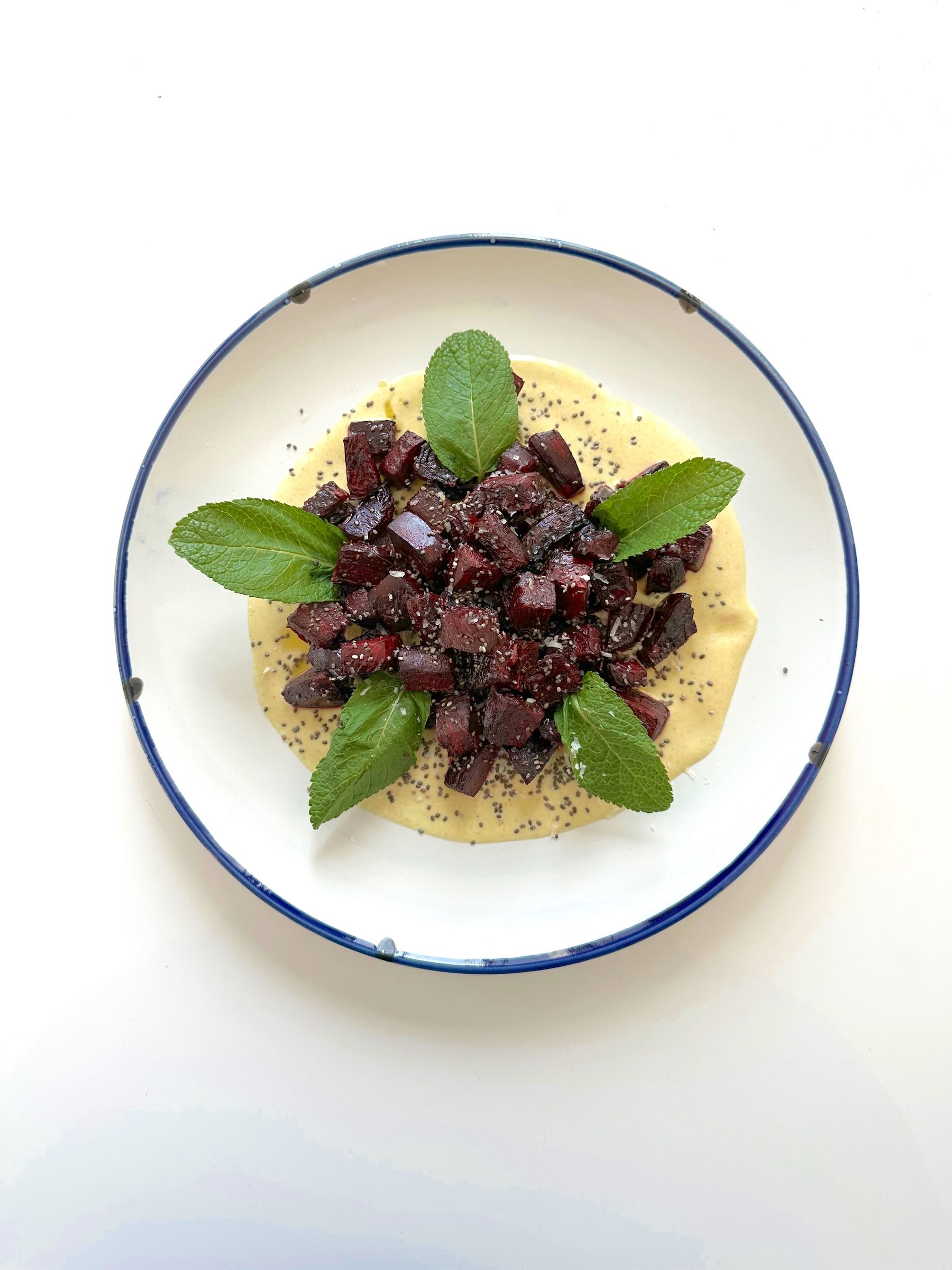 Remolacha con yogur, hojas de menta, semillas de chía IG BAJO