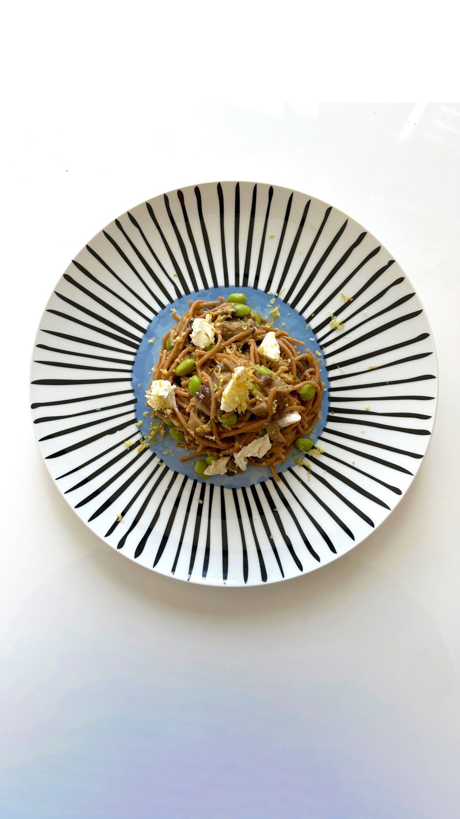 Pasta de lentejas con crema de hongos, edamame y queso de cabra