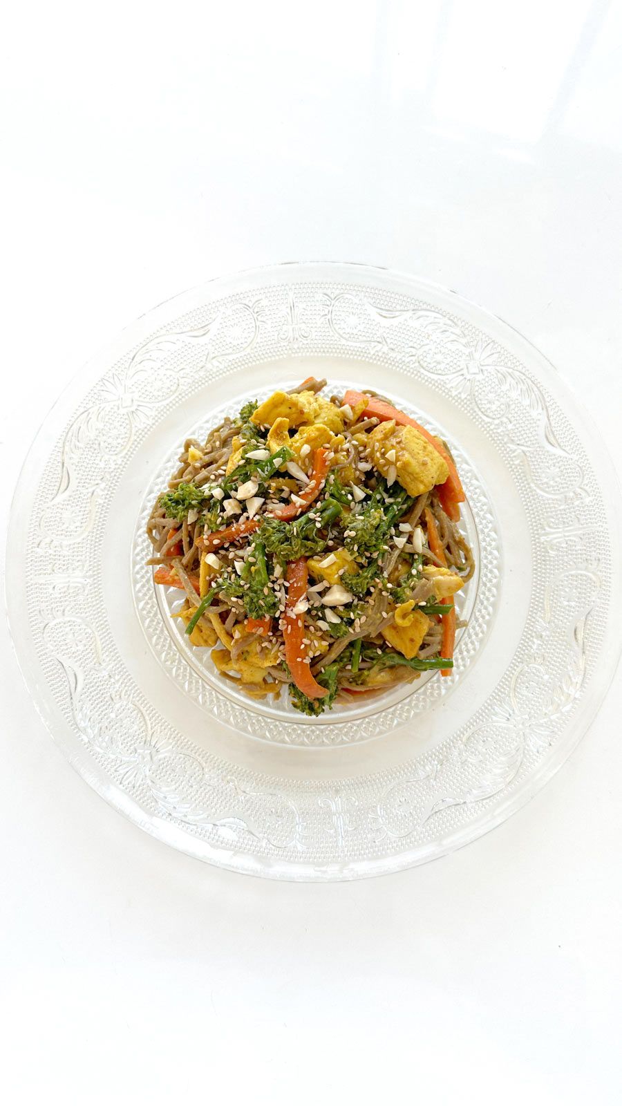 Fideos de soba con salsa de almendra, pollo, y brócolini GLUTEN FREE