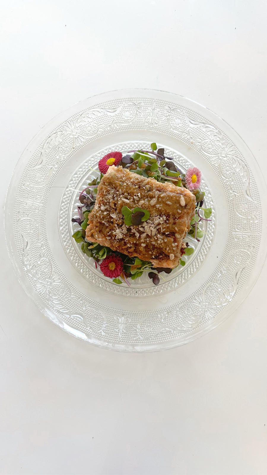 Salmón con salsa de tahini, jengibre y miso, cubierto de semilla de girasol triturada