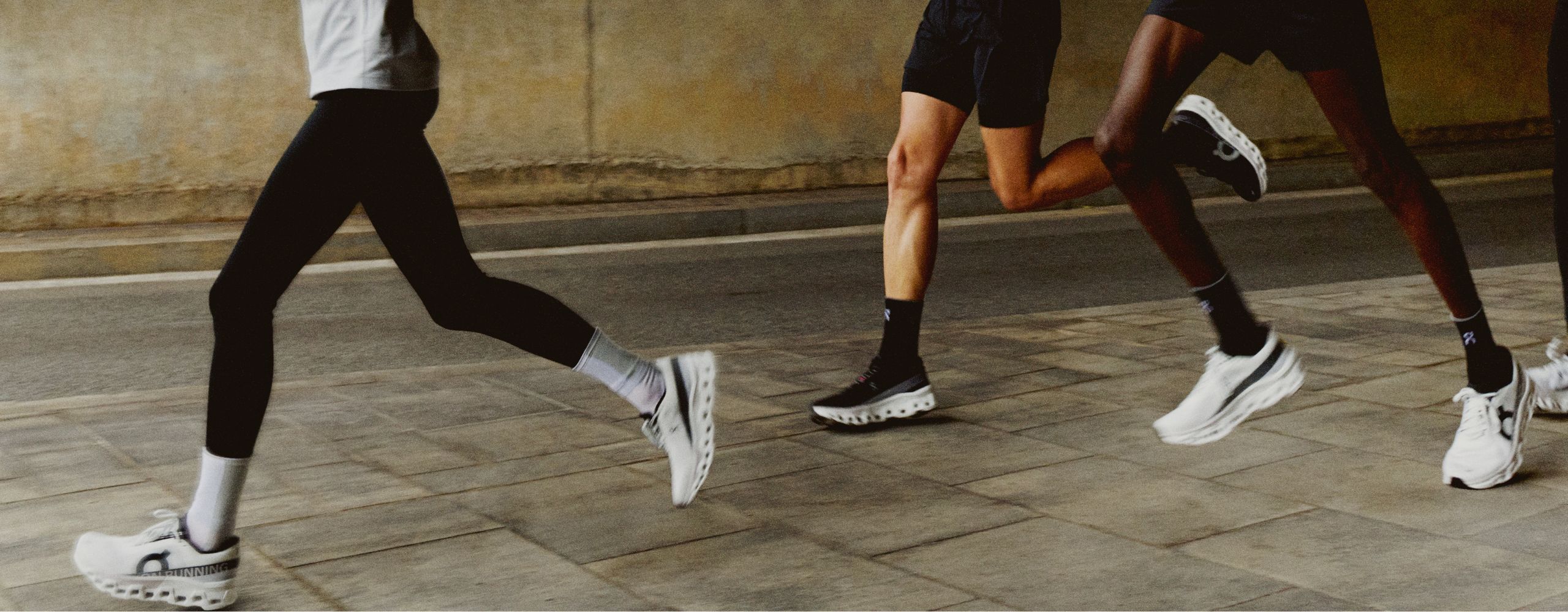Personas trotando con zapatillas On nueva colección 2025