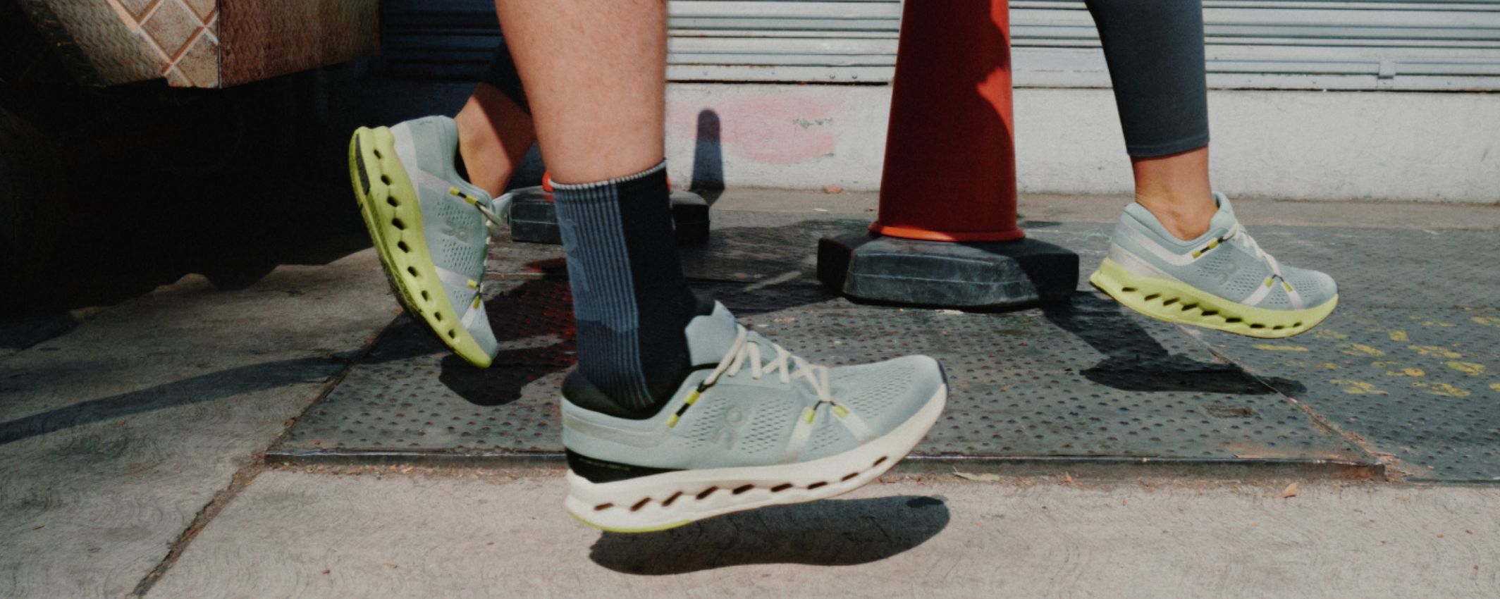 Grupo de personas corriendo con Zapatillas On